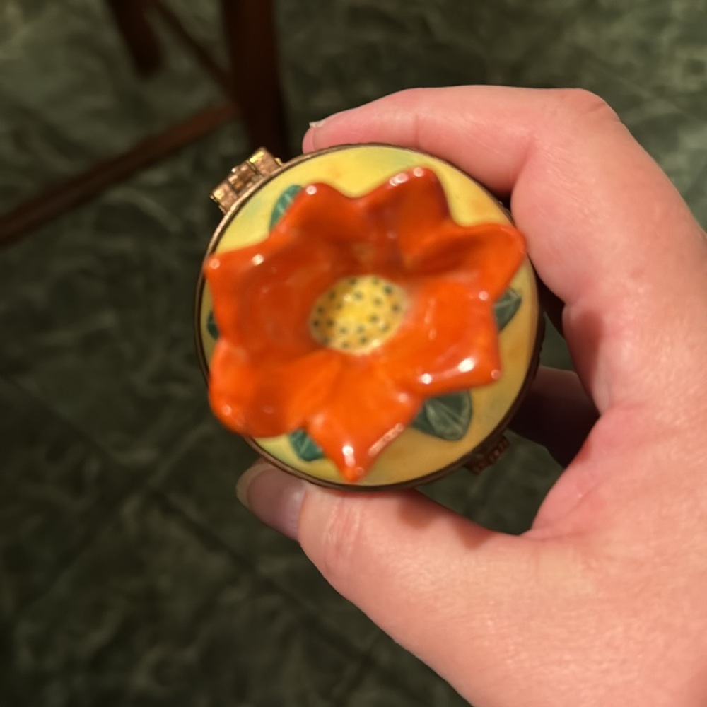 Bombay Company vintage tulip porcelain candle trinket, EUC. 4 1/2” h x 2 1/2” w - Picture 6 of 6
